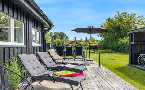 Elske - from the Sea: Boligområde, Busk, Hus, Hjem, Have, Estate, Skygge, Landscaping, Lawn