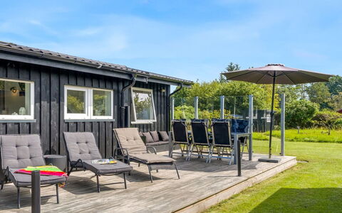 Elske - from the Sea: Boligområde, Busk, Hus, Hjem, Have, Estate, Skygge, Landscaping, Lawn