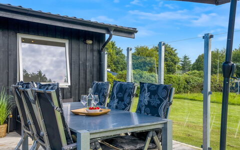 Elske - from the Sea: Boligområde, Busk, Hus, Hjem, Have, Estate, Skygge, Landscaping, Lawn