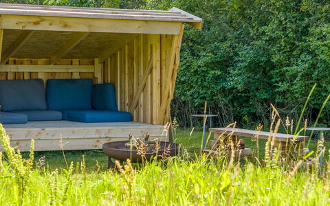 Elske - from the Sea: Boligområde, Busk, Hus, Hjem, Have, Estate, Skygge, Landscaping, Lawn