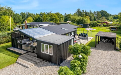 Elske - from the Sea: Boligområde, Busk, Hus, Hjem, Have, Estate, Skygge, Landscaping, Lawn