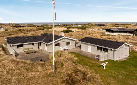 Fridgerd - 300M from the Sea: Bygning, Hus, Boligområde, Hjem, Busk, Tag, Sommerhus, Estate, Have