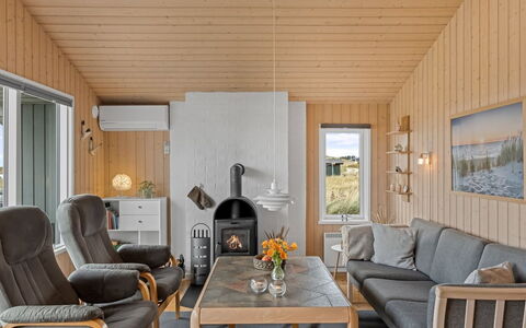 Fridgerd - 300M from the Sea: Træ, Indretning, Møbel, Loft, Gulvbelægning, Etage, Stue, Værelse, Hjem, Couch
