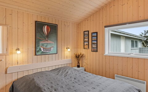 Fridgerd - 300M from the Sea: Træ, Soveværelse, Seng, Indretning, Loft, Sengetøj, Sengetøj, Bed Frame, Møbel, Etage