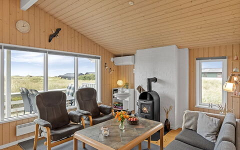 Fridgerd - 300M from the Sea: Hjem, Sommerhus, Loft, Stue, Hårdttræ, Bejdse, Bjælkehytte, Trægulve, Husholdningsapparat, Planke