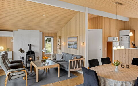 Fridgerd - 300M from the Sea: Træ, Møbel, Indretning, Loft, Gulvbelægning, Etage, Værelse, Stue, Hjem, Stol