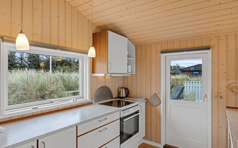 Fridgerd - 300M from the Sea: Træ, Gulvbelægning, Køkken, Etage, Hjem, Countertop, Køkkenvask, Bejdse, Loft, Håndvask