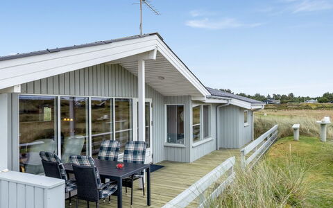 Fridgerd - 300M from the Sea: Hjem, Sommerhus, Skygge, Estate, Veranda, Planke, Hårdttræ, Dæk, Sidespor