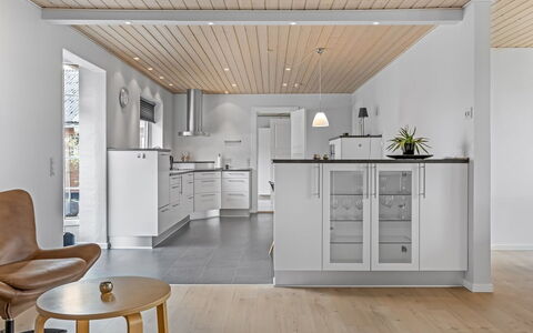 Kukka - 16Km from the Sea: Gulvbelægning, Møbel, Indretning, Etage, Trægulve, Træ, Køkken, Loft, Countertop, Cabinetry