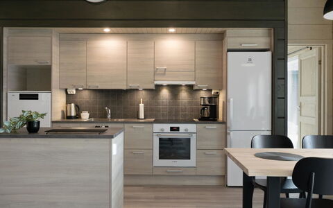 Tervaranta: Møbel, Køkken, Countertop, Cabinetry, Køkken Apparat, Træ, Gulvbelægning, Indretning, Lysarmatur, Loft