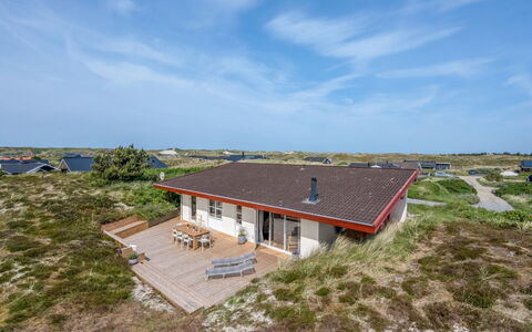 Imelda - 700M from the Sea: Møbel, Indretning, Gulvbelægning, Træ, Etage, Værelse, Stue, Couch, Belysning, Bord
