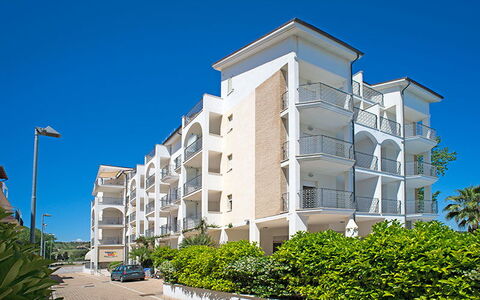 Tortoreto Apartment Close To The Sea, Ac,wi -fi: Lejlighed, Boligområde, Altan, Ejerlejlighed, Skygge, Hotel, Hegn, Udvej, Villa