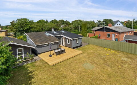 Dreng - 250M from the Sea: Estate, Skygge, Indkørsel, Stuehus