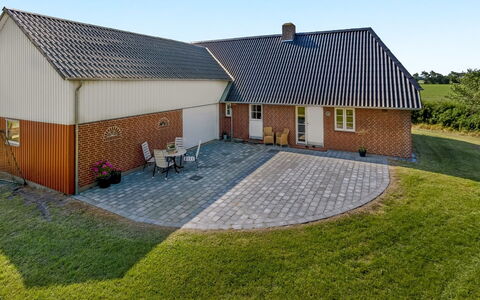 Rahild - 10Km from the Sea: Blå, Busk, Sommerhus, Bunddække, Have, Estate, Skygge, Landscaping, Stuehus, Eco Hotel