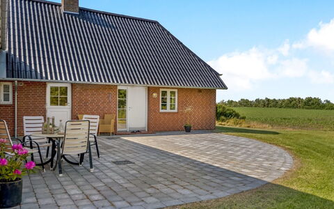 Rahild - 10Km from the Sea: Blå, Busk, Sommerhus, Bunddække, Have, Estate, Skygge, Landscaping, Stuehus, Eco Hotel