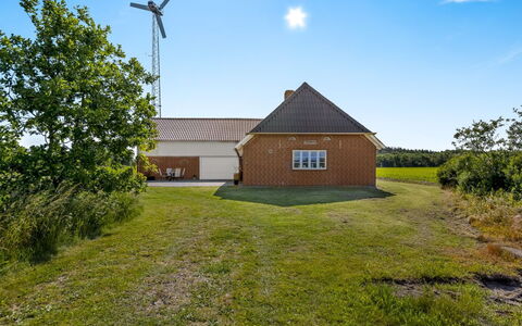 Rahild - 10Km from the Sea: Blå, Busk, Sommerhus, Bunddække, Have, Estate, Skygge, Landscaping, Stuehus, Eco Hotel
