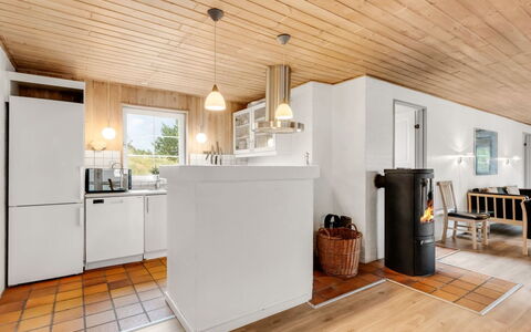 Thiodver - 850M from the Sea: Gulvbelægning, Indretning, Træ, Loft, Etage, Møbel, Køkken, Countertop, Lysarmatur, Trægulve