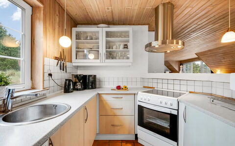 Thiodver - 850M from the Sea: Køkken, Indretning, Countertop, Køkken Apparat, Gulvbelægning, Lysarmatur, Træ, Loft, Cabinetry, Større Bandage