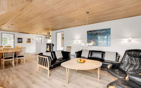 Thiodver - 850M from the Sea: Indretning, Gulvbelægning, Trægulve, Træ, Loft, Etage, Møbel, Stue, Couch, Hjem