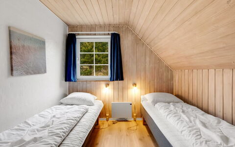 Thiodver - 850M from the Sea: Træ, Indretning, Soveværelse, Etage, Seng, Gulvbelægning, Loft, Værelse, Bed Frame, Hårdttræ
