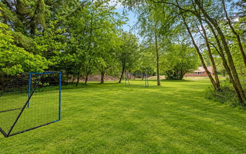 Ulf - 2Km from the Sea: Græs, Land Lot, Lawn, Have, Eng, Skygge, Parkere, Gård, Landscaping