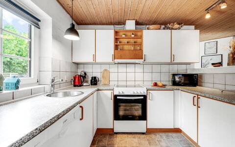 Ulf - 2Km from the Sea: Køkken, Køkken Apparat, Countertop, Større Bandage, Træ, Gulvbelægning, Cabinetry, Indretning, Loft, Sanitærarmatur