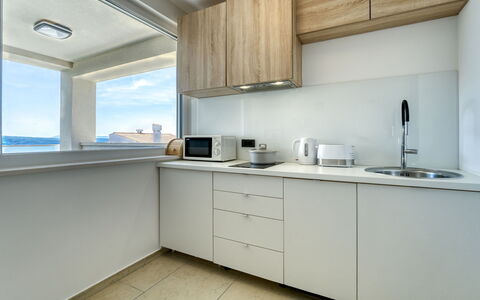 Crikvenica 290: Køkken, Countertop, Indretning, Gulvbelægning, Køkkenvask, Cabinetry, Køkken Apparat, Håndvask, Etage, Loft