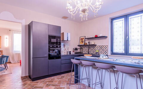 Umbriancevilla: Møbel, Indretning, Gulvbelægning, Køkken, Etage, Cabinetry, Træ, Countertop, Loft, Køkken Apparat