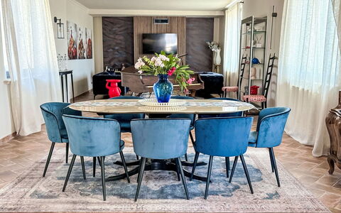 Umbriancevilla: Møbel, Indretning, Gulvbelægning, Etage, Træ, Bord, Stol, Couch, Værelse, Stue