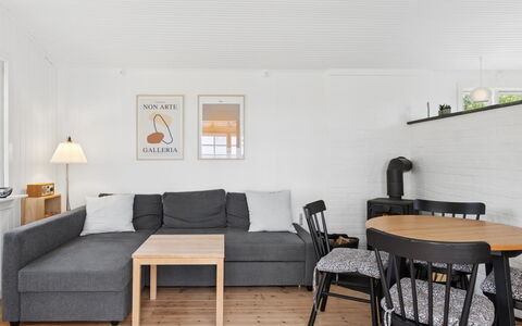 Catalin - 50M from the Sea: Møbel, Gulvbelægning, Etage, Indretning, Couch, Træ, Stue, Trægulve, Bord, Værelse