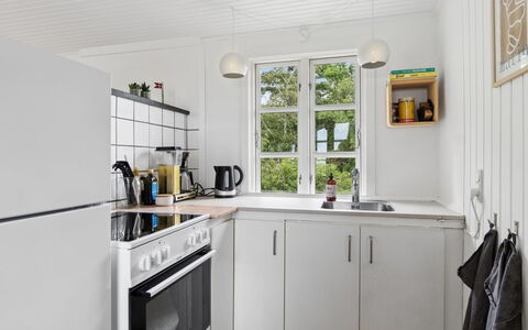 Catalin - 50M from the Sea: Køkken Apparat, Køkken, Countertop, Større Bandage, Gulvbelægning, Indretning, Træ, Husholdningsapparat, Cabinetry, Komfur