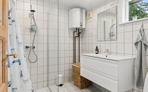 Catalin - 50M from the Sea: Gulvbelægning, Etage, Sanitærarmatur, Indretning, Badeværelse, Vvs, Flise, Håndvask, Tap, Toilet