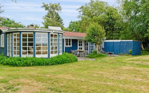 Catalin - 50M from the Sea: Lawn, Have, Skygge, Sommerhus, Gård, Estate, Garden Bygninger, Backyard, Landscaping, Stuehus