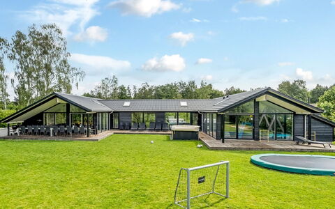 Matild - 400M from the Sea: Bygning, Hus, Vindue, Hjem, Tag, Boligområde, Busk, Sommerhus, Land Lot