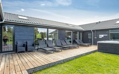 Matild - 400M from the Sea: Bygning, Hus, Vindue, Hjem, Tag, Boligområde, Busk, Sommerhus, Land Lot