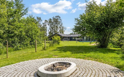 Matild - 400M from the Sea: Bygning, Hus, Vindue, Hjem, Tag, Boligområde, Busk, Sommerhus, Land Lot