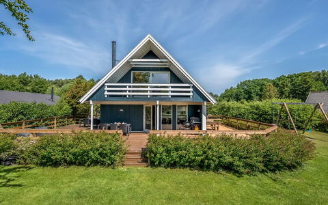 Hekla - 150M from the Sea: Boligområde, Busk, Hus, Hjem, Have, Estate, Skygge, Landscaping, Lawn