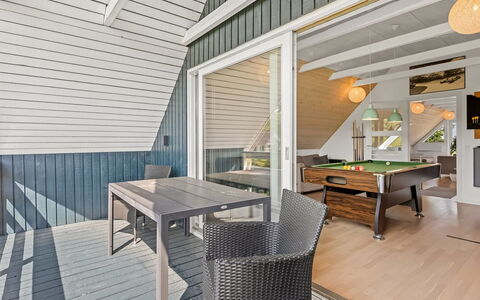 Hekla - 150M from the Sea: Boligområde, Busk, Hus, Hjem, Have, Estate, Skygge, Landscaping, Lawn