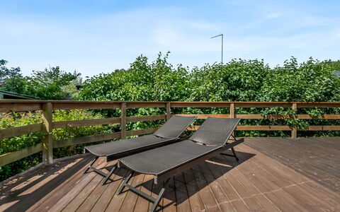 Hekla - 150M from the Sea: Boligområde, Busk, Hus, Hjem, Have, Estate, Skygge, Landscaping, Lawn