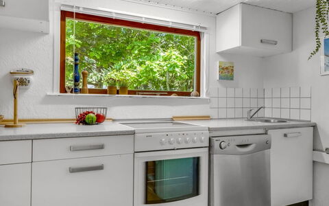 Goodje - 400M from the Sea: Køkken, Køkken Apparat, Større Bandage, Countertop, Husholdningsapparat, Indretning, Gulvbelægning, Tap, Køkkenvask, Sanitærarmatur