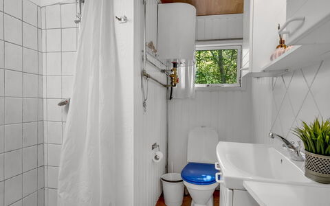 Goodje - 400M from the Sea: Sanitærarmatur, Badeværelse, Toilet, Toiletbræt, Indretning, Gulvbelægning, Håndvask, Vvs, Etage, Badeværelsesvask