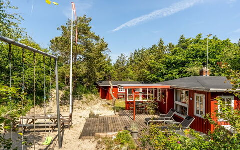 Goodje - 400M from the Sea: Sommerhus, Skygge, Gård, Garden Bygninger, Veranda, Udendørs Struktur, Bjælkehytte, Skur, Eco Hotel