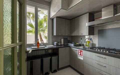 Villa Solaris: Køkken Apparat, Køkken, Countertop, Større Bandage, Komfur, Cabinetry, Husholdningsapparat, Møbel, Komfur, Indretning