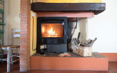 Il Canto Del Maggio: Møbel, Værelse, Hearth, Bejdse, Stue, Hårdttræ, Varme, Brændeovn, Ildsted, Lampe
