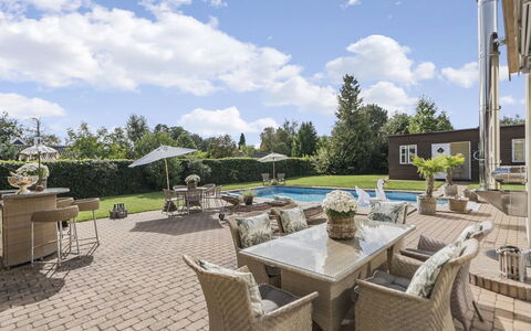 Mads - 1.2Km from the Sea: Land Lot, Have, Lawn, Estate, Landscaping, Stol, Gård, Skygge, Villa, Stuehus