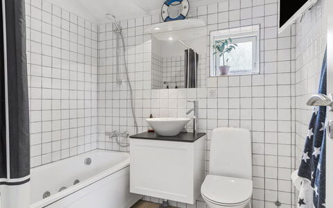Mads - 1.2Km from the Sea: Badeværelse, Sanitærarmatur, Indretning, Toilet, Håndvask, Toiletbræt, Gulvbelægning, Etage, Tap, Flise