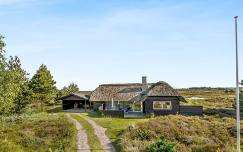 Esma - 3Km from the Sea: Bygning, Hus, Vindue, Hjem, Tag, Boligområde, Busk, Sommerhus, Land Lot