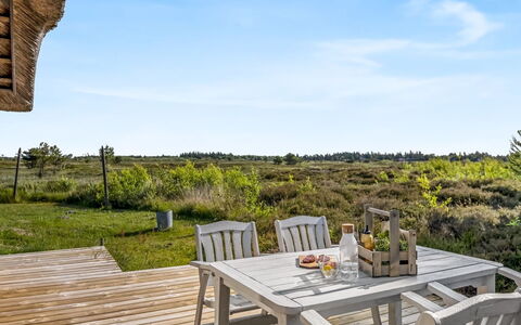 Esma - 3Km from the Sea: Bygning, Hus, Vindue, Hjem, Tag, Boligområde, Busk, Sommerhus, Land Lot
