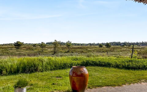 Esma - 3Km from the Sea: Bygning, Hus, Vindue, Hjem, Tag, Boligområde, Busk, Sommerhus, Land Lot
