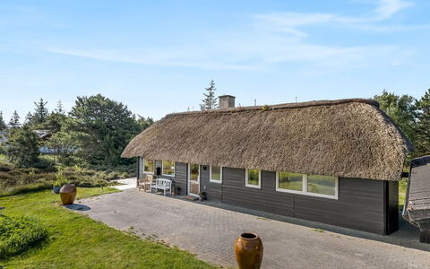 Esma - 3Km from the Sea: Bygning, Hus, Vindue, Hjem, Tag, Boligområde, Busk, Sommerhus, Land Lot